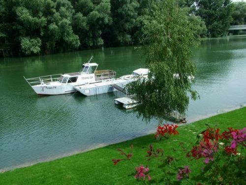 Amstel Hattyu Panzio -Erintesmentes Bejelentkezes เยอร์ ภายนอก รูปภาพ